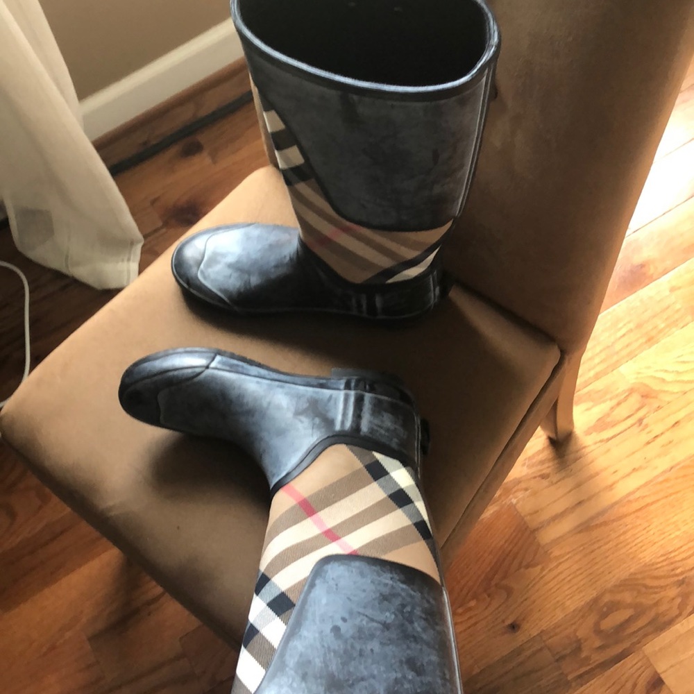 Burberry rain boots - Picture 3 of 4
